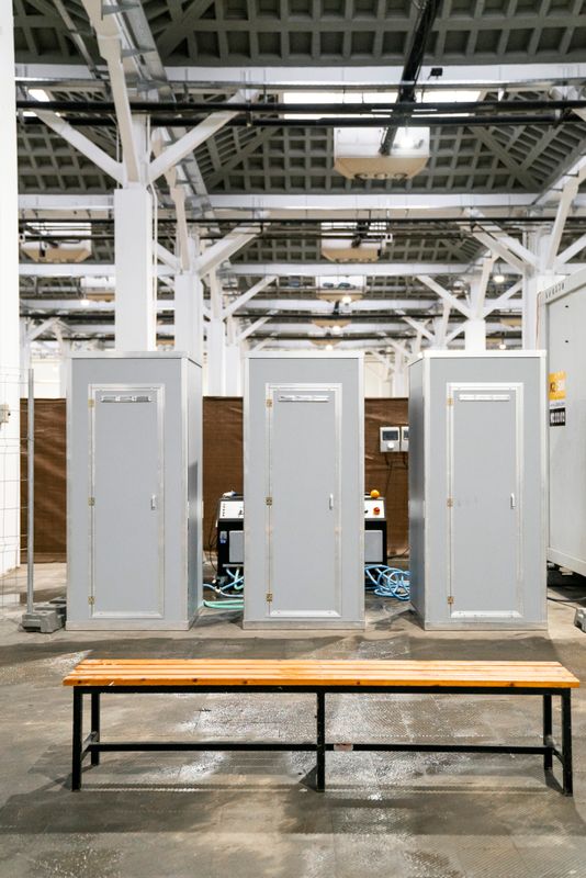 <div class='imageHoverDetail'>
             <p class='imageHoverTitle twoLineBreak'>Pavelló per a persones sense llar. Sala amb vàters portàtils i bancs</p>
             <p class='imageHoverAutor oneLineBreak'>Autor: Clara Soler Chopo</p>
             <button class='imageHoverBtn'>Mostra els detalls de la imatge <span class='sr-only'>Pavelló per a persones sense llar. Sala amb vàters portàtils i bancs</span></button>
             </div>