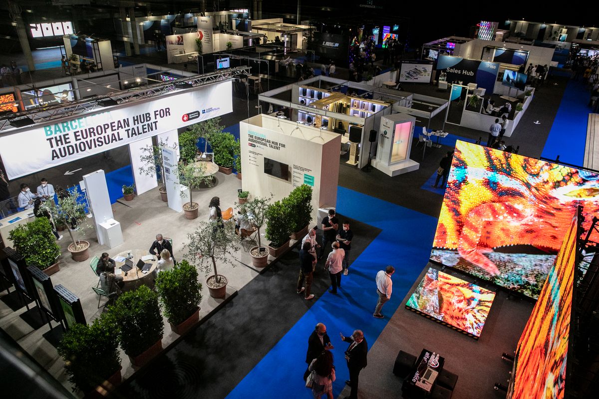 <div class='imageHoverDetail'>
             <p class='imageHoverTitle twoLineBreak'>Vista de l’estand de la ciutat de Barcelona al Saló Integrated Systems Europe...</p>
             <p class='imageHoverAutor oneLineBreak'>Autor: Edu Bayer</p>
             <button class='imageHoverBtn'>Mostra els detalls de la imatge <span class='sr-only'>Vista de l’estand de la ciutat de Barcelona al Saló Integrated Systems Europe...</span></button>
             </div>