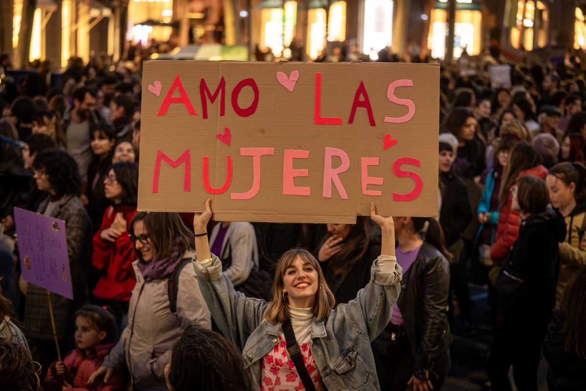 <div class='imageHoverDetail'>
             <p class='imageHoverTitle twoLineBreak'>Una noia mostra en alt una pancarta amb el missatge "Amo  las mujeres" durant...</p>
             <p class='imageHoverAutor oneLineBreak'>Autor: Júlia Arnau</p>
             <button class='imageHoverBtn'>Mostra els detalls de la imatge <span class='sr-only'>Una noia mostra en alt una pancarta amb el missatge "Amo  las mujeres" durant...</span></button>
             </div>