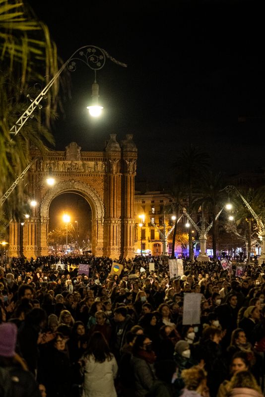 <div class='imageHoverDetail'>
             <p class='imageHoverTitle twoLineBreak'>Vista dels participants a la manifestació del Dia Internacional de les Dones ...</p>
             <p class='imageHoverAutor oneLineBreak'>Autor: Paula Jaume</p>
             <button class='imageHoverBtn'>Mostra els detalls de la imatge <span class='sr-only'>Vista dels participants a la manifestació del Dia Internacional de les Dones ...</span></button>
             </div>