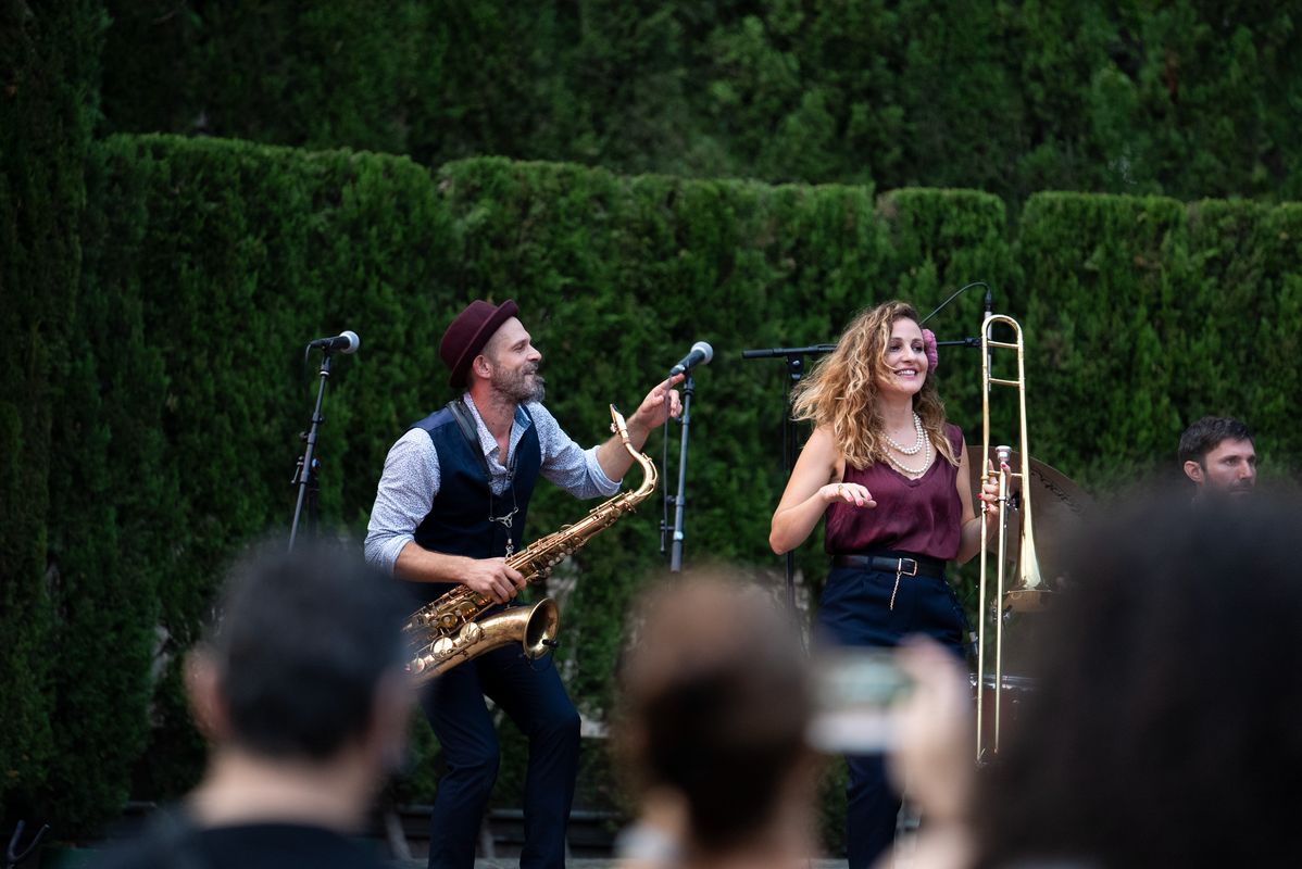 <div class='imageHoverDetail'>
             <p class='imageHoverTitle twoLineBreak'>Músics que actuen a l'escenari en un dels concerts organitzats al Palauet Alb...</p>
             <p class='imageHoverAutor oneLineBreak'>Autor: Martí Petit</p>
             <button class='imageHoverBtn'>Mostra els detalls de la imatge <span class='sr-only'>Músics que actuen a l'escenari en un dels concerts organitzats al Palauet Alb...</span></button>
             </div>