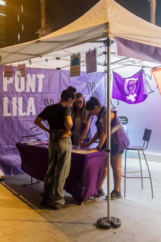 <div class='imageHoverDetail'>
             <p class='imageHoverTitle twoLineBreak'>Punt lila de la platja de Barcelona de nit durant les festes majors</p>
             <p class='imageHoverAutor oneLineBreak'>Autor: Elena Pastor</p>
             <button class='imageHoverBtn'>Mostra els detalls de la imatge <span class='sr-only'>Punt lila de la platja de Barcelona de nit durant les festes majors</span></button>
             </div>