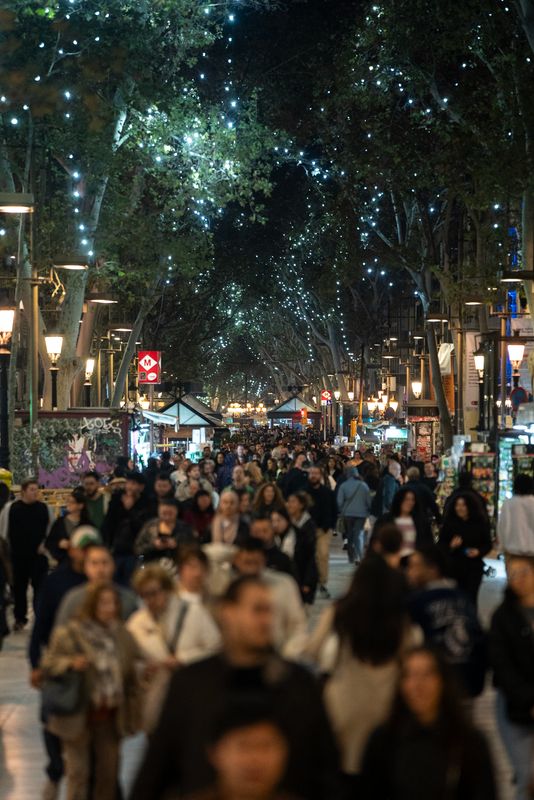 
             Multitud passejant sota els llums de Nadal de la Rambla
             Autor: Martí Petit
             Mostra els detalls de la imatge Multitud passejant sota els llums de Nadal de la Rambla
             