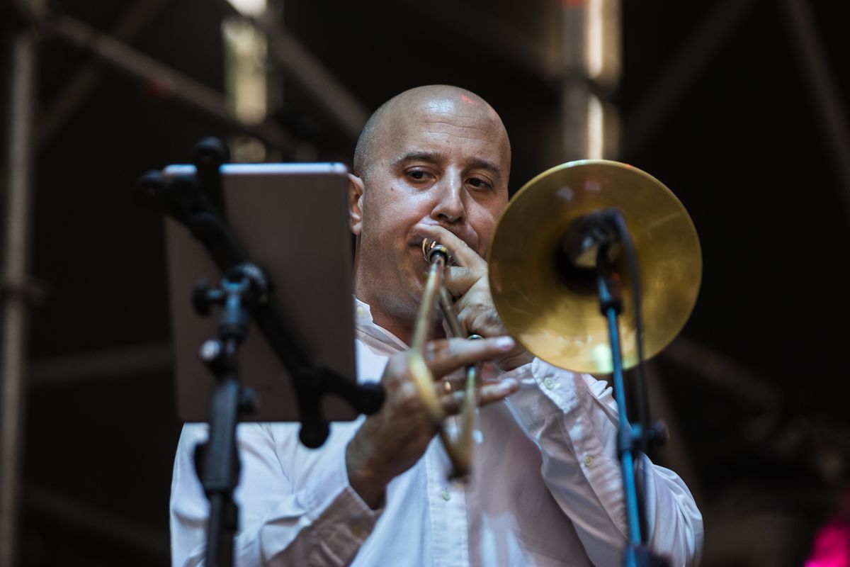 <div class='imageHoverDetail'>
             <p class='imageHoverTitle twoLineBreak'>Trompetista de Papa Orbe & Los Científicos del Sabor durant el concert al Mol...</p>
             <p class='imageHoverAutor oneLineBreak'>Autor: Cesc Maymó</p>
             <button class='imageHoverBtn'>Mostra els detalls de la imatge <span class='sr-only'>Trompetista de Papa Orbe & Los Científicos del Sabor durant el concert al Mol...</span></button>
             </div>