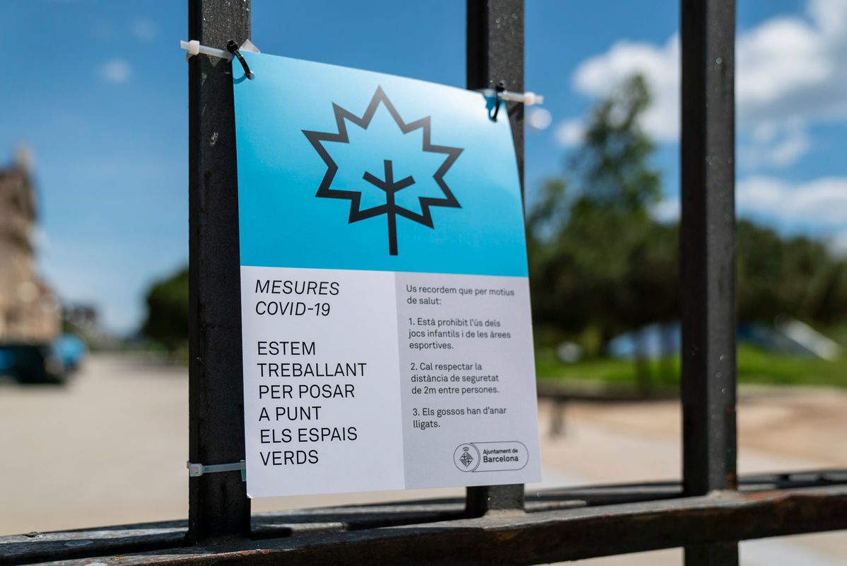 <div class='imageHoverDetail'>
             <p class='imageHoverTitle twoLineBreak'>Cartell a la reixa d'un parc on s'avisa de les mesures per la covid-19 i les ...</p>
             <p class='imageHoverAutor oneLineBreak'>Autor: Mariona Gil</p>
             <button class='imageHoverBtn'>Mostra els detalls de la imatge <span class='sr-only'>Cartell a la reixa d'un parc on s'avisa de les mesures per la covid-19 i les ...</span></button>
             </div>