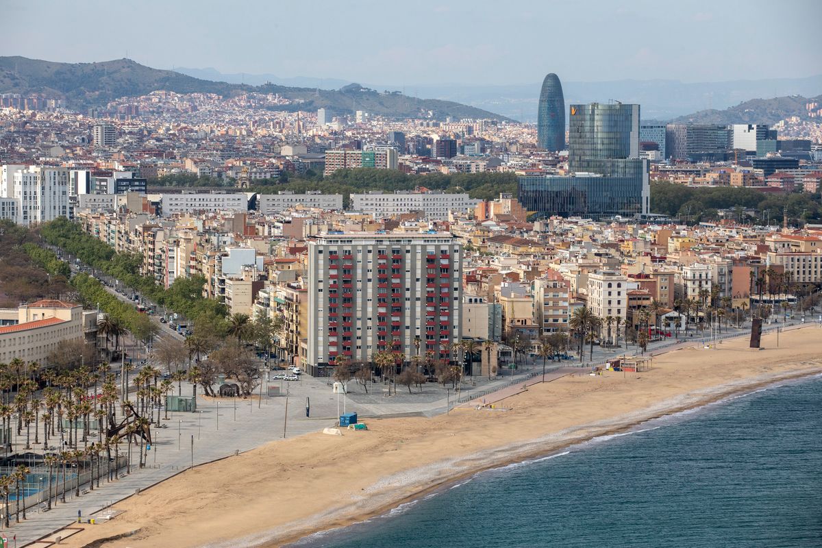 <div class='imageHoverDetail'>
             <p class='imageHoverTitle twoLineBreak'>Vistes del litoral barceloní des de l’Hotel W amb la platja de Sant Miquel i ...</p>
             <p class='imageHoverAutor oneLineBreak'>Autor: Edu Bayer</p>
             <button class='imageHoverBtn'>Mostra els detalls de la imatge <span class='sr-only'>Vistes del litoral barceloní des de l’Hotel W amb la platja de Sant Miquel i ...</span></button>
             </div>