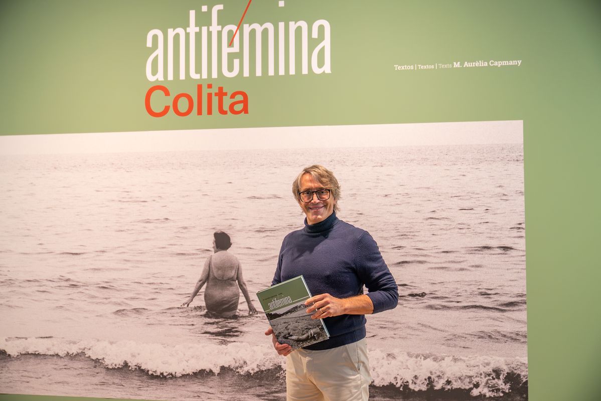 <div class='imageHoverDetail'>
             <p class='imageHoverTitle twoLineBreak'>Francesc Polop amb el llibre ‘Antifémina’ el dia de la presentació del llibre</p>
             <p class='imageHoverAutor oneLineBreak'>Autor: Júlia Arnau</p>
             <button class='imageHoverBtn'>Mostra els detalls de la imatge <span class='sr-only'>Francesc Polop amb el llibre ‘Antifémina’ el dia de la presentació del llibre</span></button>
             </div>