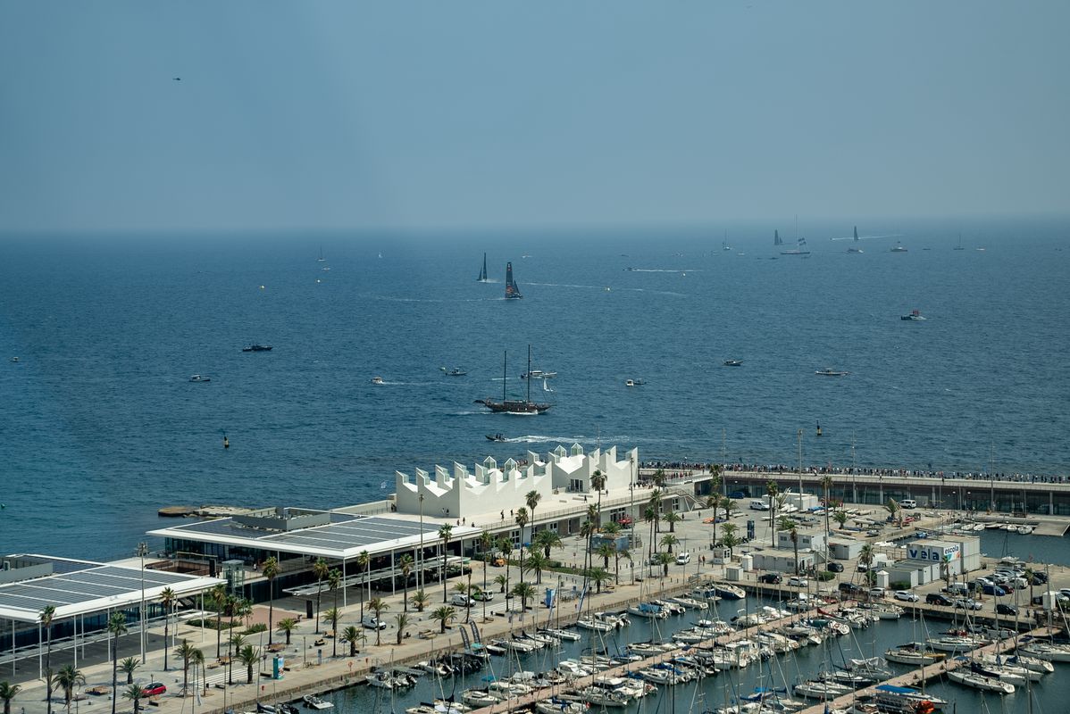 <div class='imageHoverDetail'>
             <p class='imageHoverTitle twoLineBreak'>Vistes del port de la primera regata de la Copa Amèrica des de l’AC37 CLUB</p>
             <p class='imageHoverAutor oneLineBreak'>Autor: Júlia Arnau</p>
             <button class='imageHoverBtn'>Mostra els detalls de la imatge <span class='sr-only'>Vistes del port de la primera regata de la Copa Amèrica des de l’AC37 CLUB</span></button>
             </div>