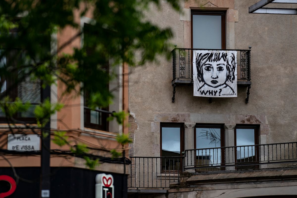 <div class='imageHoverDetail'>
             <p class='imageHoverTitle twoLineBreak'>En un balcó de la plaça d’Eivissa penja una pancarta amb la cara d’un nen dib...</p>
             <p class='imageHoverAutor oneLineBreak'>Autor: Laura Guerrero</p>
             <button class='imageHoverBtn'>Mostra els detalls de la imatge <span class='sr-only'>En un balcó de la plaça d’Eivissa penja una pancarta amb la cara d’un nen dib...</span></button>
             </div>