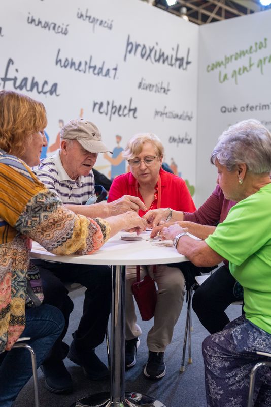 
             Un grup de persones grans amb un joc de taula dins un estand durant el FiraGr...
             Autor: Paula Jaume
             Mostra els detalls de la imatge Un grup de persones grans amb un joc de taula dins un estand durant el FiraGr...
             