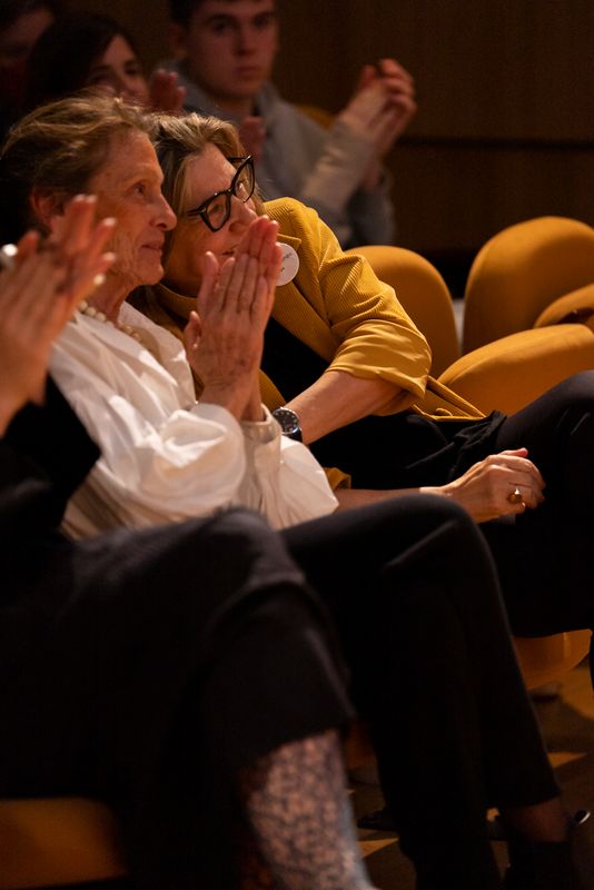 <div class='imageHoverDetail'>
             <p class='imageHoverTitle twoLineBreak'>Beth Galí i la presidenta de l’Ateneu, Isona Passola, durant l’homenatge a ...</p>
             <p class='imageHoverAutor oneLineBreak'>Autor: Laura Piqué</p>
             <button class='imageHoverBtn'>Mostra els detalls de la imatge <span class='sr-only'>Beth Galí i la presidenta de l’Ateneu, Isona Passola, durant l’homenatge a ...</span></button>
             </div>