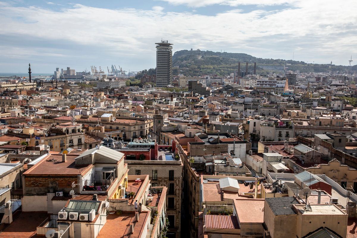 <div class='imageHoverDetail'>
             <p class='imageHoverTitle twoLineBreak'>Vistes de Barcelona des del mirador de Maria Aurèlia Capmany. Vistes de Ciuta...</p>
             <p class='imageHoverAutor oneLineBreak'>Autor: Edu Bayer</p>
             <button class='imageHoverBtn'>Mostra els detalls de la imatge <span class='sr-only'>Vistes de Barcelona des del mirador de Maria Aurèlia Capmany. Vistes de Ciuta...</span></button>
             </div>
