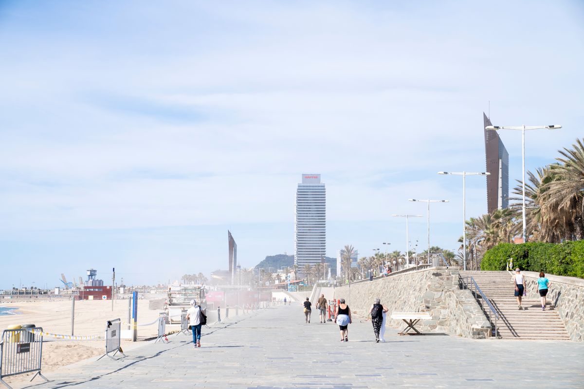 <div class='imageHoverDetail'>
             <p class='imageHoverTitle twoLineBreak'>Persones passejant pel passeig Marítim del Bogatell. La platja està precintada</p>
             <p class='imageHoverAutor oneLineBreak'>Autor: Isaac Planella</p>
             <button class='imageHoverBtn'>Mostra els detalls de la imatge <span class='sr-only'>Persones passejant pel passeig Marítim del Bogatell. La platja està precintada</span></button>
             </div>