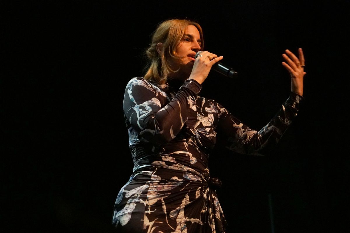 <div class='imageHoverDetail'>
             <p class='imageHoverTitle twoLineBreak'>Maria Arnal a la conferència participativa «Jo coro», una meditació sònica so...</p>
             <p class='imageHoverAutor oneLineBreak'>Autor: Martín Dutil</p>
             <button class='imageHoverBtn'>Mostra els detalls de la imatge <span class='sr-only'>Maria Arnal a la conferència participativa «Jo coro», una meditació sònica so...</span></button>
             </div>