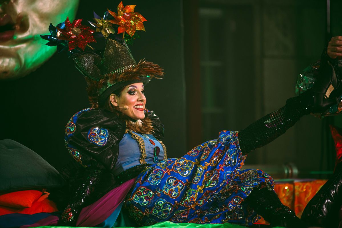 <div class='imageHoverDetail'>
             <p class='imageHoverTitle twoLineBreak'>Ball de la reina Belluga</p>
             <p class='imageHoverAutor oneLineBreak'>Autor: Marc Grifo</p>
             <button class='imageHoverBtn'>Mostra els detalls de la imatge <span class='sr-only'>Ball de la reina Belluga</span></button>
             </div>