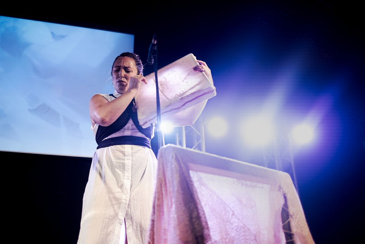 <div class='imageHoverDetail'>
             <p class='imageHoverTitle twoLineBreak'>Concert de Joana Dark a la Fabra i Coats promogut per Acció Cultura Viva amb ...</p>
             <p class='imageHoverAutor oneLineBreak'>Autor: Ambar de Waegemaeker</p>
             <button class='imageHoverBtn'>Mostra els detalls de la imatge <span class='sr-only'>Concert de Joana Dark a la Fabra i Coats promogut per Acció Cultura Viva amb ...</span></button>
             </div>