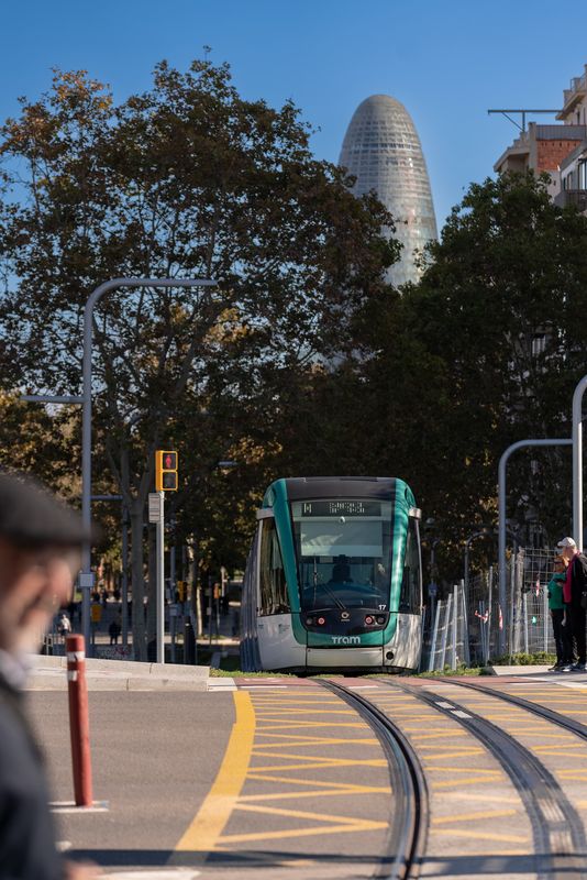 
             El tramvia circulant, al fons la torre Glòries
             Autor: Lucas Amillano
             Mostra els detalls de la imatge El tramvia circulant, al fons la torre Glòries
             