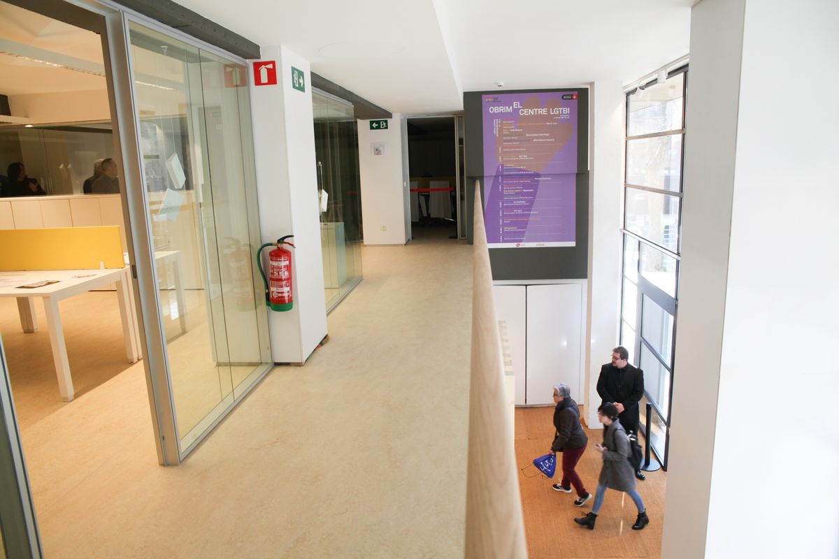 <div class='imageHoverDetail'>
             <p class='imageHoverTitle twoLineBreak'>Vista del Centre LGTBI des del segon pis</p>
             <p class='imageHoverAutor oneLineBreak'>Autor: Laura Carrau</p>
             <button class='imageHoverBtn'>Mostra els detalls de la imatge <span class='sr-only'>Vista del Centre LGTBI des del segon pis</span></button>
             </div>