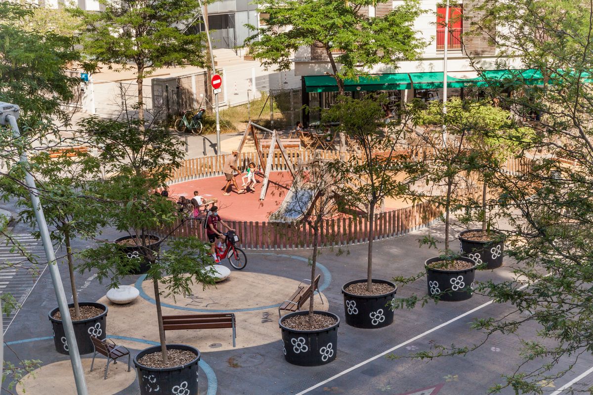 <div class='imageHoverDetail'>
             <p class='imageHoverTitle twoLineBreak'>Nens jugant a la zona de joc infantil de la superilla del Poblenou a la cruïl...</p>
             <p class='imageHoverAutor oneLineBreak'>Autor: Curro Palacios</p>
             <button class='imageHoverBtn'>Mostra els detalls de la imatge <span class='sr-only'>Nens jugant a la zona de joc infantil de la superilla del Poblenou a la cruïl...</span></button>
             </div>