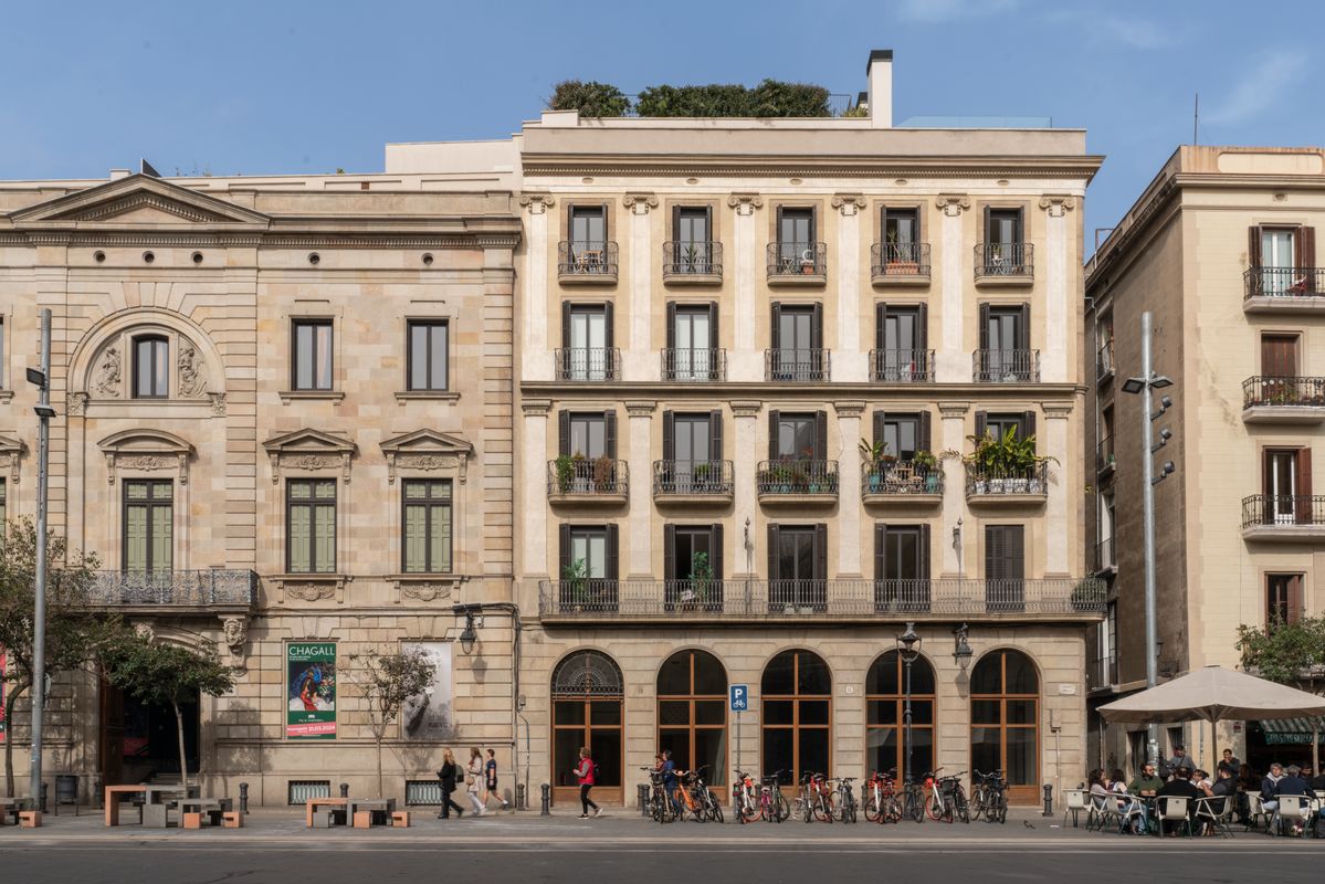 
             Lateral de la plaça de la Mercè, al carrer Ample, on s