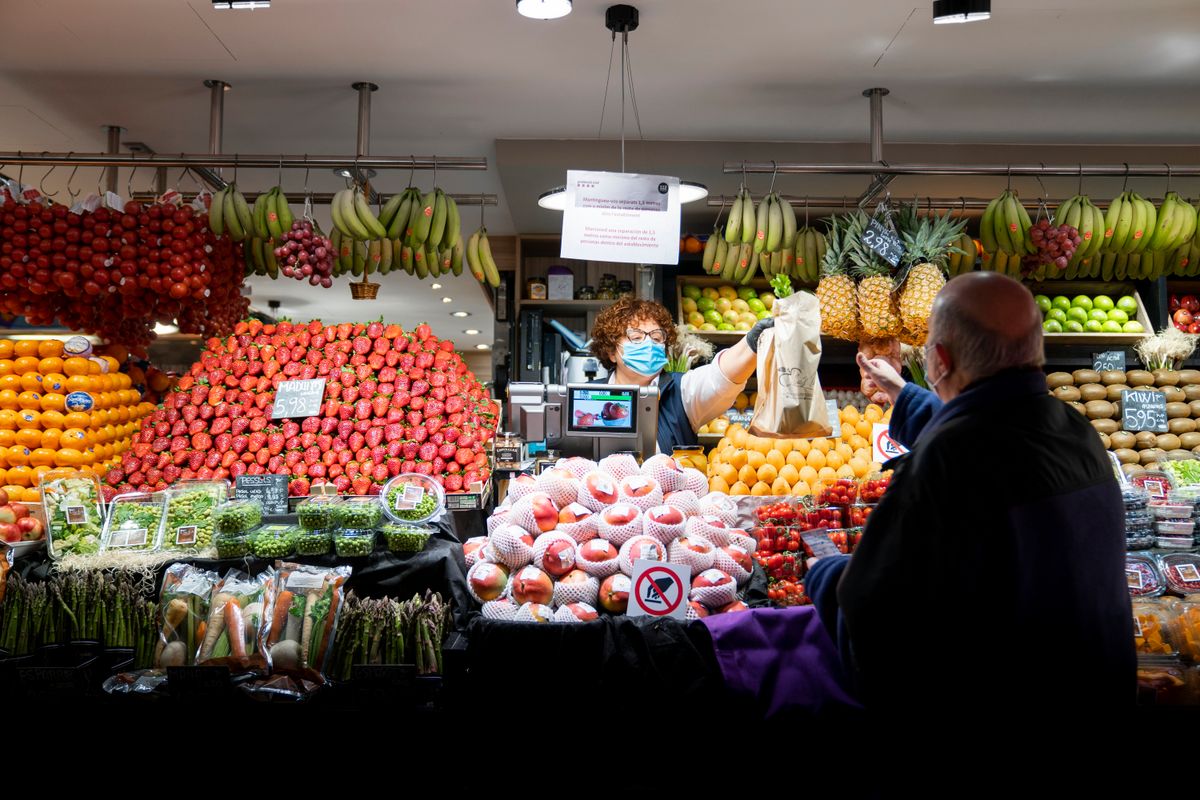 <div class='imageHoverDetail'>
             <p class='imageHoverTitle twoLineBreak'>Mercat del Ninot. Una paradista li acosta la bossa de la compra a un client, ...</p>
             <p class='imageHoverAutor oneLineBreak'>Autor: Isaac Planella</p>
             <button class='imageHoverBtn'>Mostra els detalls de la imatge <span class='sr-only'>Mercat del Ninot. Una paradista li acosta la bossa de la compra a un client, ...</span></button>
             </div>