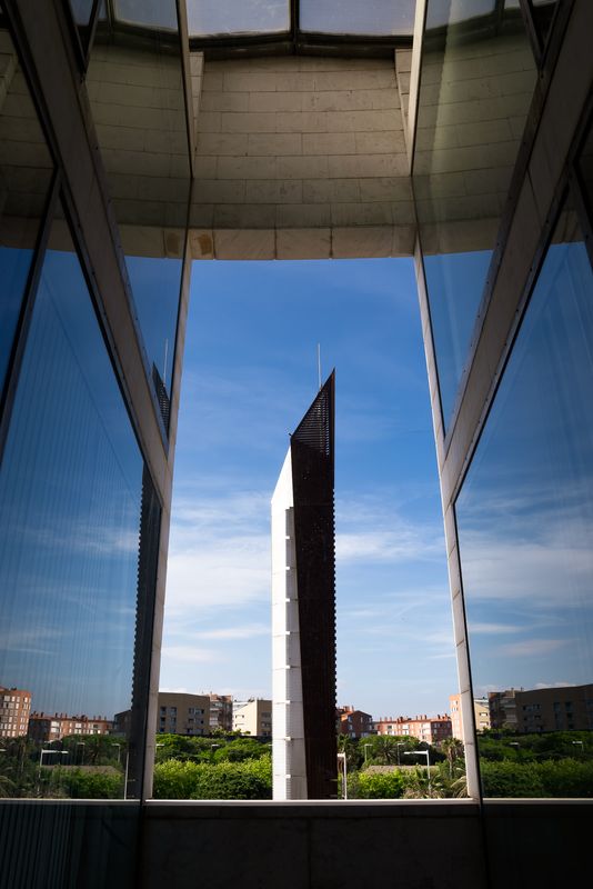 <div class='imageHoverDetail'>
             <p class='imageHoverTitle twoLineBreak'>Vista de una torre desde la ventana del edificio de la Agencia Estatal de Met...</p>
             <p class='imageHoverAutor oneLineBreak'>Autor: Josbel A. Tinoco</p>
             <button class='imageHoverBtn'>Ver los detalles de la imagen <span class='sr-only'>Vista de una torre desde la ventana del edificio de la Agencia Estatal de Met...</span></button>
             </div>
