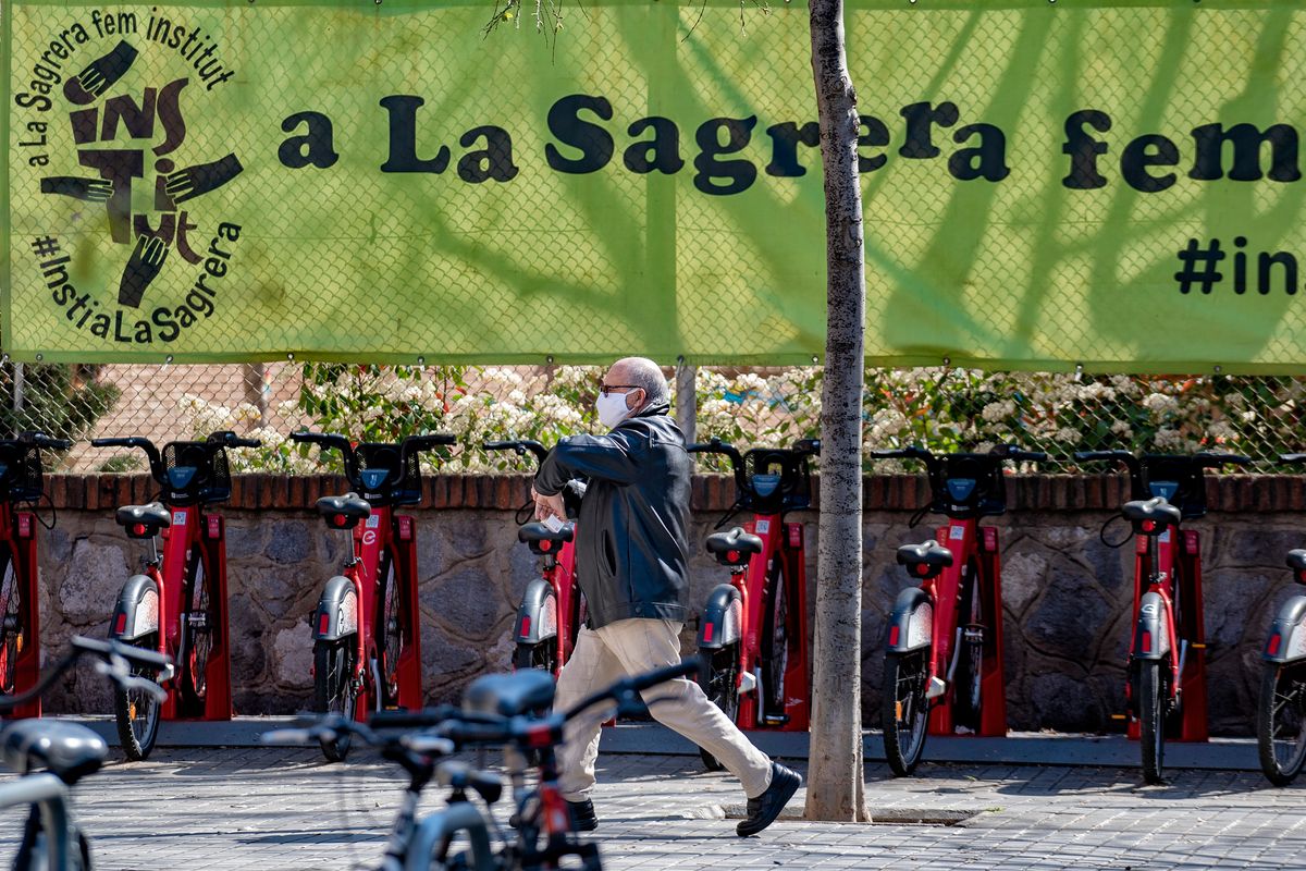 <div class='imageHoverDetail'>
             <p class='imageHoverTitle twoLineBreak'>Voltants de l’Escola Congrés-Indians on hi ha una gran pancarta on hi diu “A ...</p>
             <p class='imageHoverAutor oneLineBreak'>Autor: Laura Guerrero</p>
             <button class='imageHoverBtn'>Mostra els detalls de la imatge <span class='sr-only'>Voltants de l’Escola Congrés-Indians on hi ha una gran pancarta on hi diu “A ...</span></button>
             </div>