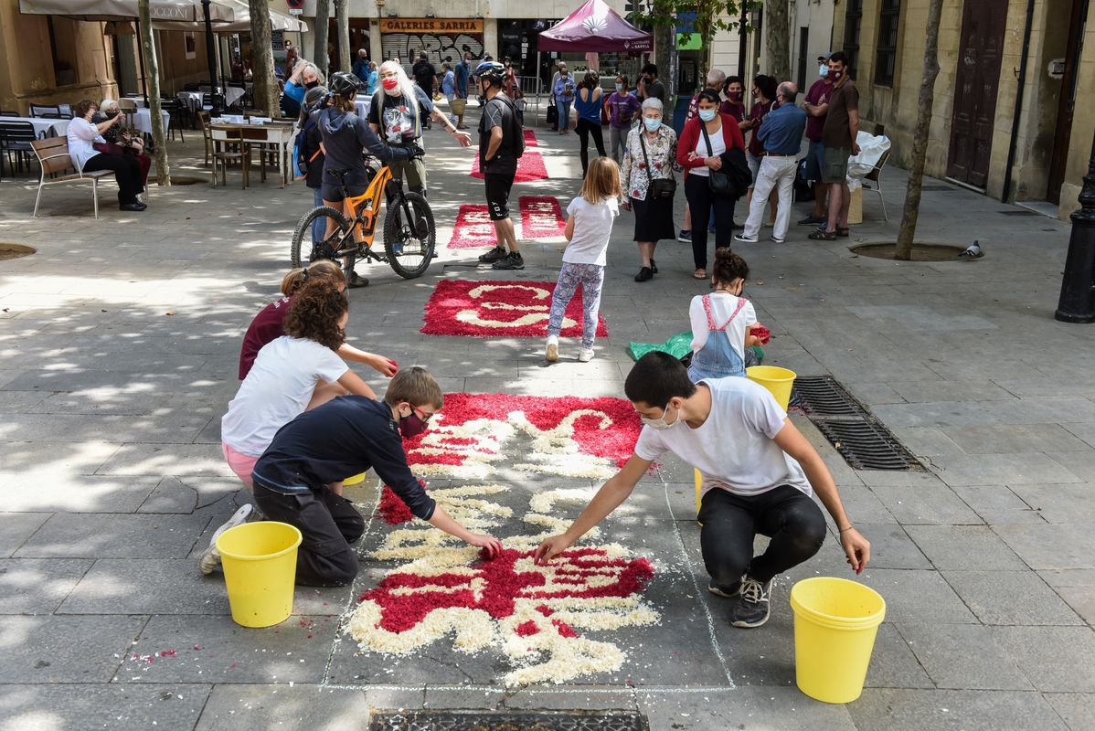 <div class='imageHoverDetail'>
             <p class='imageHoverTitle twoLineBreak'>Grans i petits dels Castellers de Sarrià treballen en la creació de les catif...</p>
             <p class='imageHoverAutor oneLineBreak'>Autor: Jordi Estruch</p>
             <button class='imageHoverBtn'>Mostra els detalls de la imatge <span class='sr-only'>Grans i petits dels Castellers de Sarrià treballen en la creació de les catif...</span></button>
             </div>