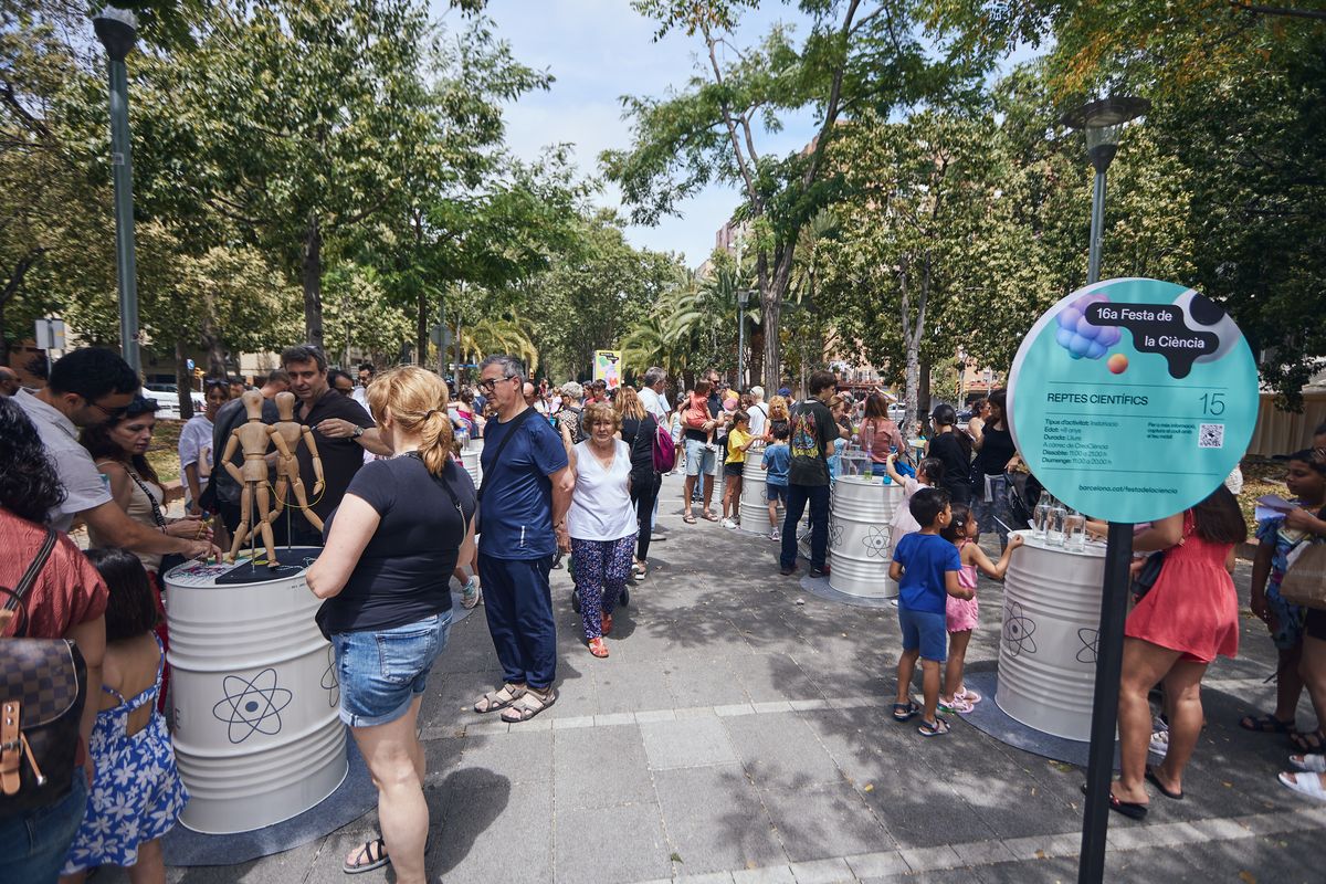 <div class='imageHoverDetail'>
             <p class='imageHoverTitle twoLineBreak'>Gent participant en els diferents reptes científics de la 16a Festa de la Ciè...</p>
             <p class='imageHoverAutor oneLineBreak'>Autor: Jordi Huerta Ferran</p>
             <button class='imageHoverBtn'>Mostra els detalls de la imatge <span class='sr-only'>Gent participant en els diferents reptes científics de la 16a Festa de la Ciè...</span></button>
             </div>