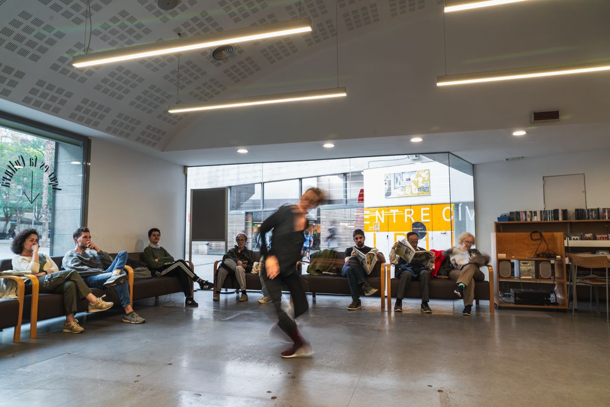 <div class='imageHoverDetail'>
             <p class='imageHoverTitle twoLineBreak'>Laia Santanach en un momento de su solo rodeada de gente en una sala de la Bi...</p>
             <p class='imageHoverAutor oneLineBreak'>Autor: Júlia Arnau</p>
             <button class='imageHoverBtn'>Ver los detalles de la imagen <span class='sr-only'>Laia Santanach en un momento de su solo rodeada de gente en una sala de la Bi...</span></button>
             </div>