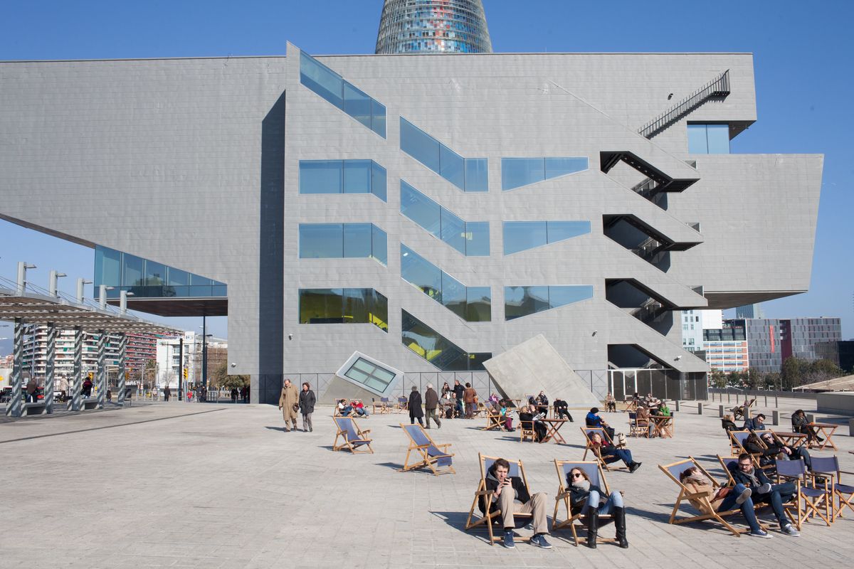 <div class='imageHoverDetail'>
             <p class='imageHoverTitle twoLineBreak'>Ciutadania gaudint del sol a les gandules de la Plaça Josep Antoni Coderch</p>
             <p class='imageHoverAutor oneLineBreak'>Autor: Paola de Grenet</p>
             <button class='imageHoverBtn'>Mostra els detalls de la imatge <span class='sr-only'>Ciutadania gaudint del sol a les gandules de la Plaça Josep Antoni Coderch</span></button>
             </div>