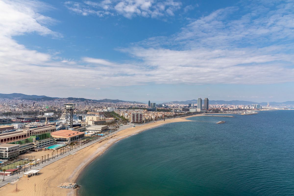 <div class='imageHoverDetail'>
             <p class='imageHoverTitle twoLineBreak'>Vistes del litoral barceloní des de l’Hotel W amb la platja de Sant Sebastià ...</p>
             <p class='imageHoverAutor oneLineBreak'>Autor: Edu Bayer</p>
             <button class='imageHoverBtn'>Mostra els detalls de la imatge <span class='sr-only'>Vistes del litoral barceloní des de l’Hotel W amb la platja de Sant Sebastià ...</span></button>
             </div>