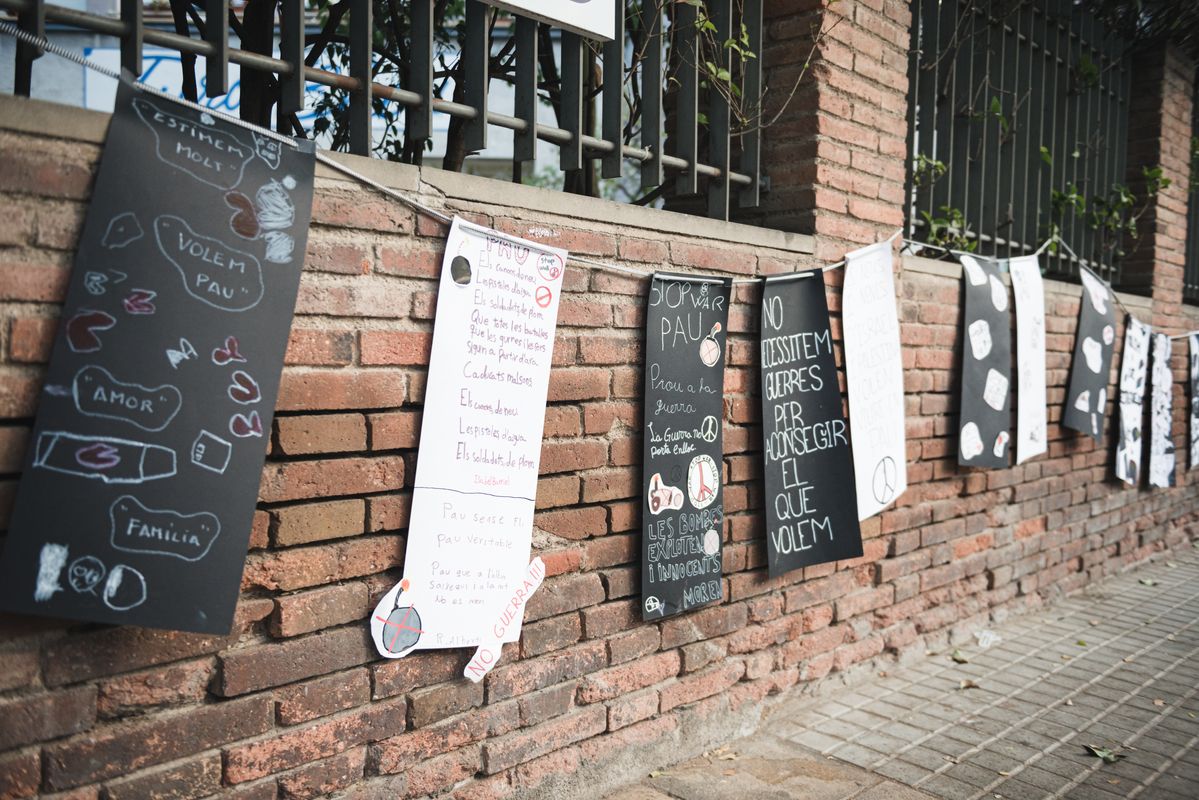 
             Cartolines penjades a la façana de l’escola Turó Blau amb missatges de pau
             Autor: Ceci Fimia
             Mostra els detalls de la imatge Cartolines penjades a la façana de l’escola Turó Blau amb missatges de pau
             