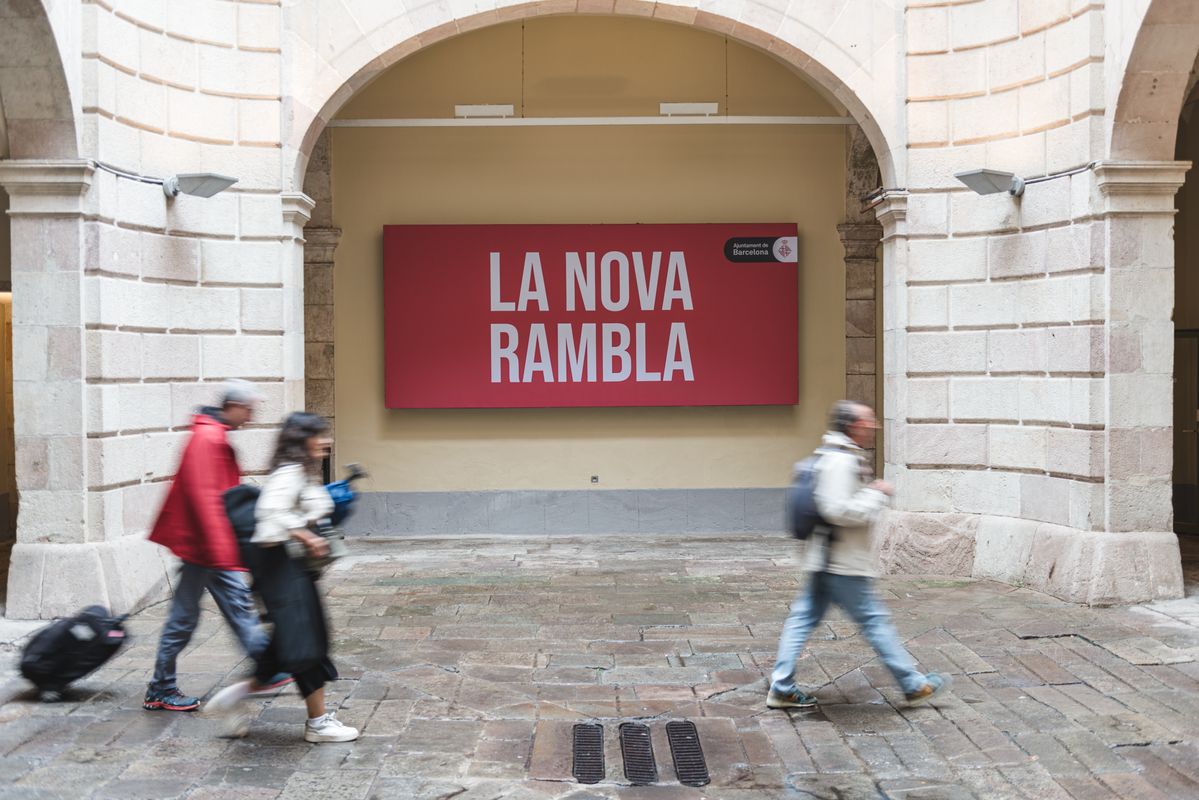 <div class='imageHoverDetail'>
             <p class='imageHoverTitle twoLineBreak'>Gràfic sobre la renovació del carrer de la Rambla de Barcelona amb el lema "L...</p>
             <p class='imageHoverAutor oneLineBreak'>Autor: Ceci Fimia</p>
             <button class='imageHoverBtn'>Mostra els detalls de la imatge <span class='sr-only'>Gràfic sobre la renovació del carrer de la Rambla de Barcelona amb el lema "L...</span></button>
             </div>