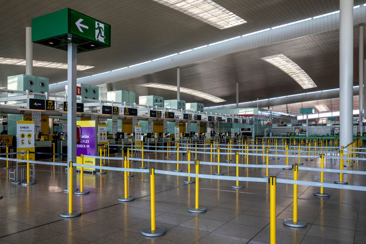 <div class='imageHoverDetail'>
             <p class='imageHoverTitle twoLineBreak'>Aeroport Josep Tarradellas Barcelona-el Prat. Terminal 1, zona de facturació ...</p>
             <p class='imageHoverAutor oneLineBreak'>Autor: Edu Bayer</p>
             <button class='imageHoverBtn'>Mostra els detalls de la imatge <span class='sr-only'>Aeroport Josep Tarradellas Barcelona-el Prat. Terminal 1, zona de facturació ...</span></button>
             </div>