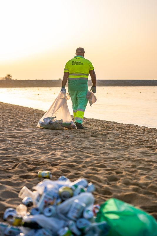 
             Un hombre limpia la playa de la Nova Icària, el día de la verbena de San Juan
             
             Ver los detalles de la imagen Un hombre limpia la playa de la Nova Icària, el día de la verbena de San Juan
             