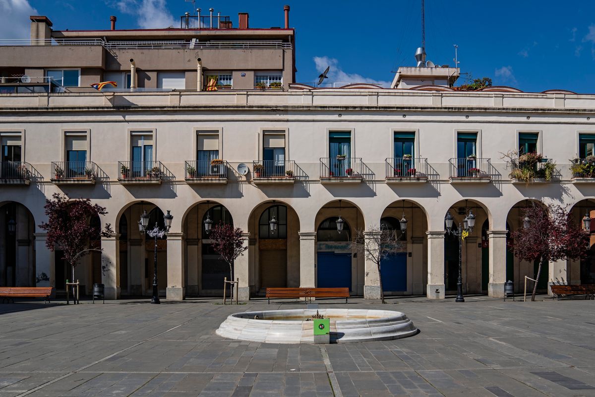 <div class='imageHoverDetail'>
             <p class='imageHoverTitle twoLineBreak'>Plaça de Masadas completament buida i on la font central no està en funcionam...</p>
             <p class='imageHoverAutor oneLineBreak'>Autor: Laura Guerrero</p>
             <button class='imageHoverBtn'>Mostra els detalls de la imatge <span class='sr-only'>Plaça de Masadas completament buida i on la font central no està en funcionam...</span></button>
             </div>