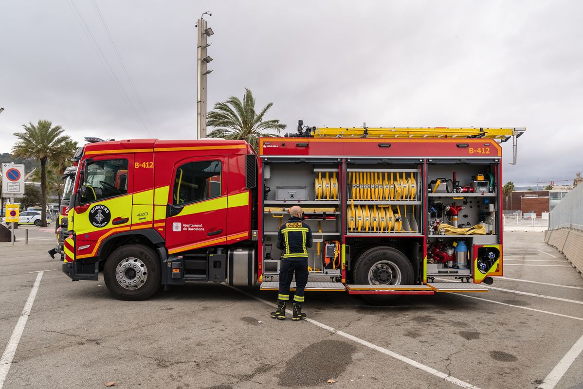 
             Un vehículo de Bomberos de Barcelona abierto y un bombero mirando todas las m...
             Autor: Lucas Amillano
             Ver los detalles de la imagen Un vehículo de Bomberos de Barcelona abierto y un bombero mirando todas las m...
             