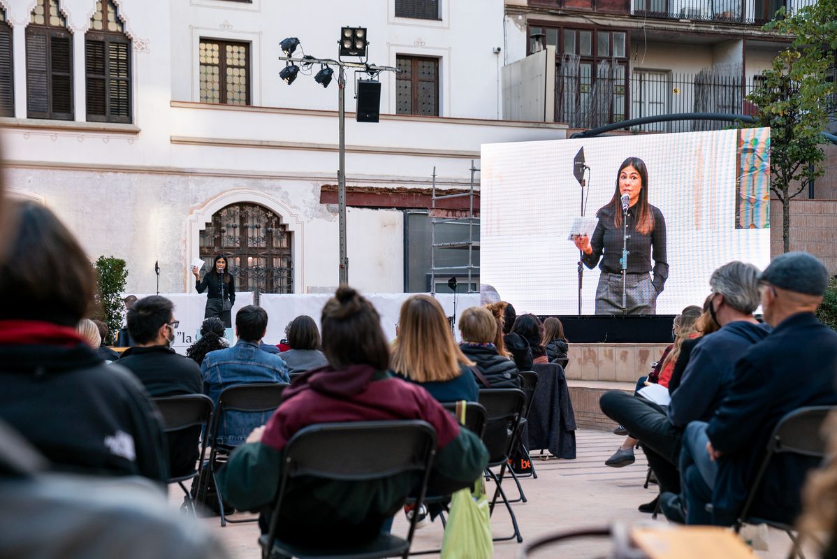 <div class='imageHoverDetail'>
             <p class='imageHoverTitle twoLineBreak'>Una dona fa la presentació de l'activitat de la Biennal de pensament dalt de ...</p>
             <p class='imageHoverAutor oneLineBreak'>Autor: Mariona Gil</p>
             <button class='imageHoverBtn'>Mostra els detalls de la imatge <span class='sr-only'>Una dona fa la presentació de l'activitat de la Biennal de pensament dalt de ...</span></button>
             </div>