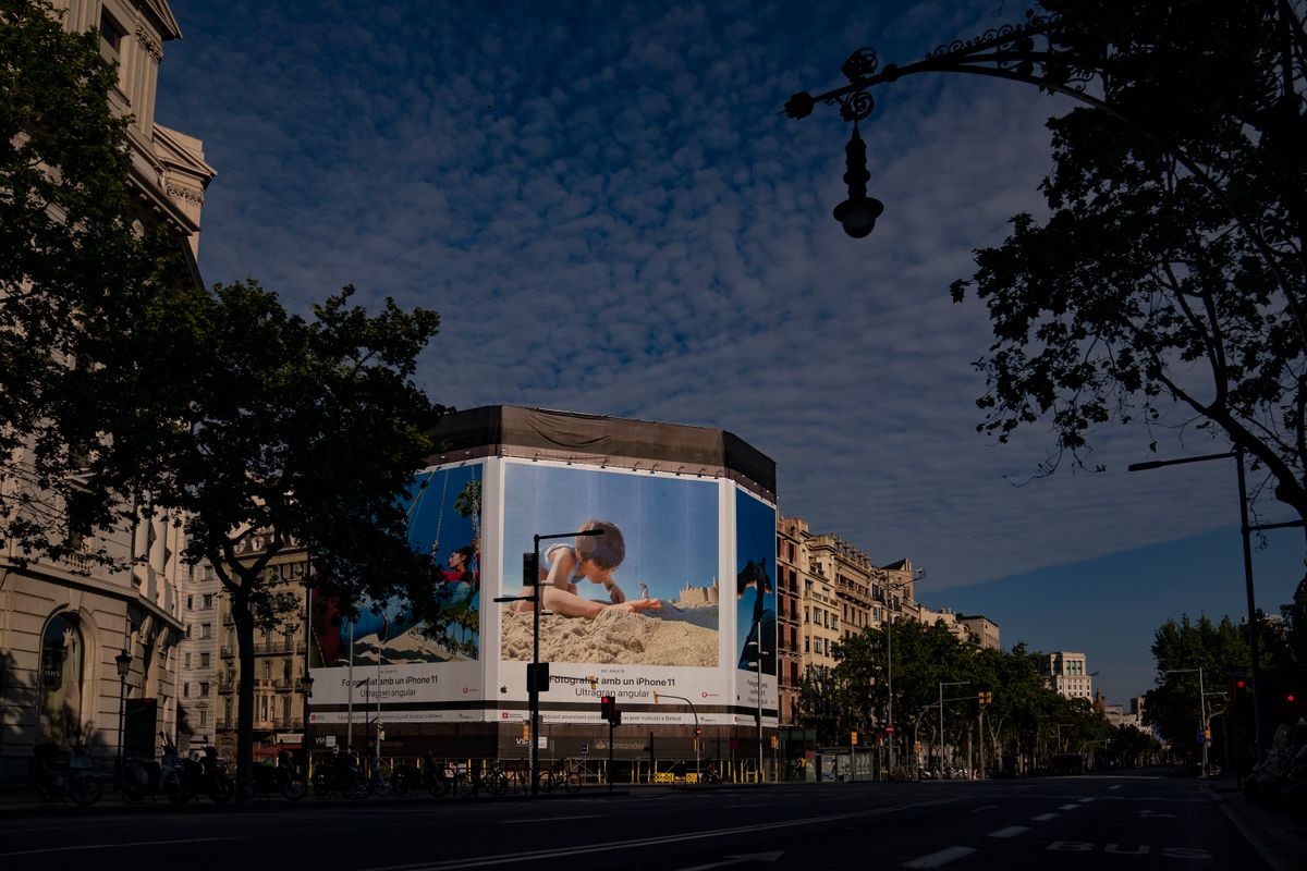 <div class='imageHoverDetail'>
             <p class='imageHoverTitle twoLineBreak'>Districte de l’Eixample. Barri de la Dreta de l’Eixample. Passeig de Gràcia c...</p>
             <p class='imageHoverAutor oneLineBreak'>Autor: Laura Guerrero</p>
             <button class='imageHoverBtn'>Mostra els detalls de la imatge <span class='sr-only'>Districte de l’Eixample. Barri de la Dreta de l’Eixample. Passeig de Gràcia c...</span></button>
             </div>