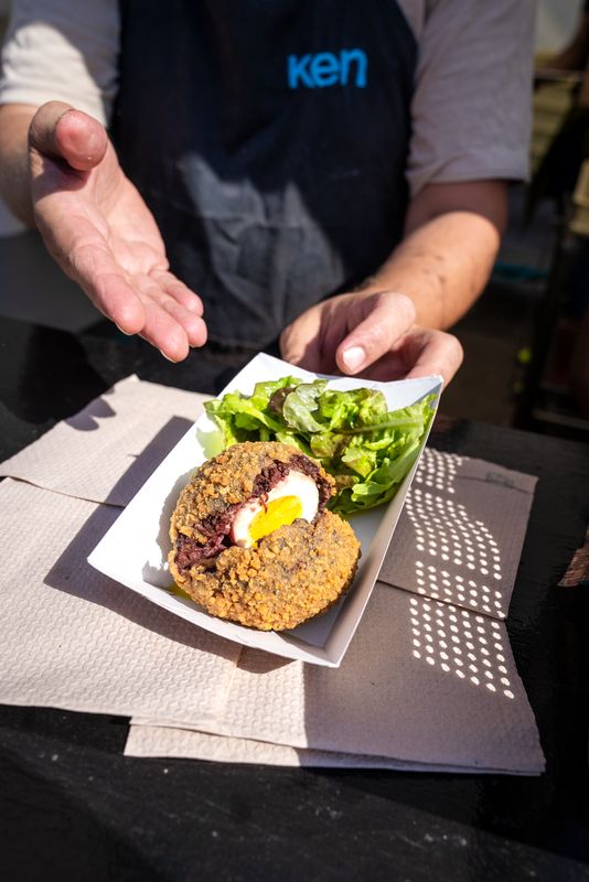 <div class='imageHoverDetail'>
             <p class='imageHoverTitle twoLineBreak'>Plato Manchester Egg de la feria gastronómica Terra i Gust</p>
             <p class='imageHoverAutor oneLineBreak'>Autor: Júlia Arnau</p>
             <button class='imageHoverBtn'>Ver los detalles de la imagen <span class='sr-only'>Plato Manchester Egg de la feria gastronómica Terra i Gust</span></button>
             </div>