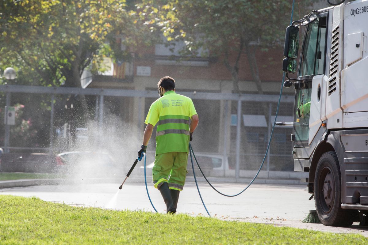 <div class='imageHoverDetail'>
             <p class='imageHoverTitle twoLineBreak'>Un treballador del Servei de Neteja, equipat amb una llança d'aigua, neteja u...</p>
             <p class='imageHoverAutor oneLineBreak'>Autor: Òscar Giralt</p>
             <button class='imageHoverBtn'>Mostra els detalls de la imatge <span class='sr-only'>Un treballador del Servei de Neteja, equipat amb una llança d'aigua, neteja u...</span></button>
             </div>