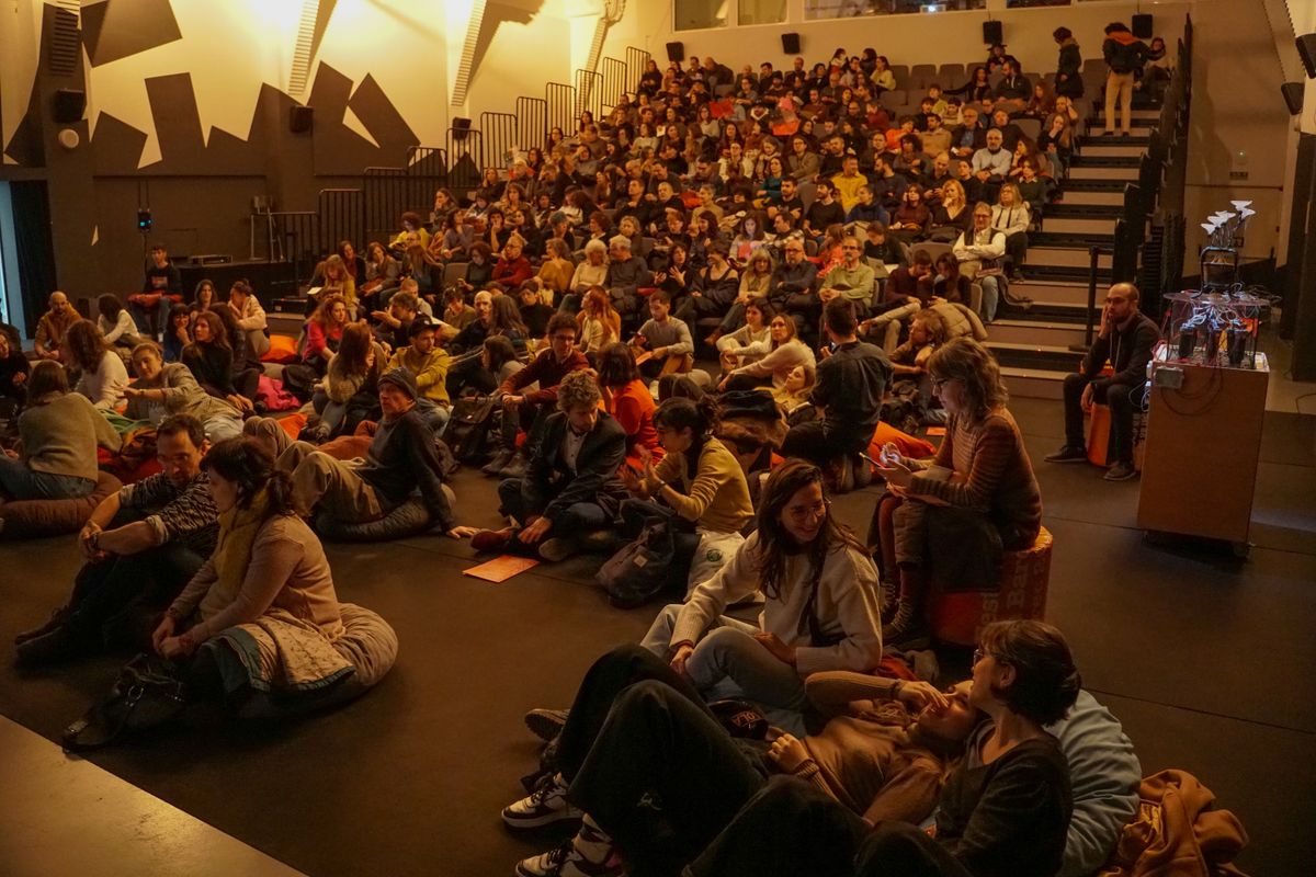 <div class='imageHoverDetail'>
             <p class='imageHoverTitle twoLineBreak'>Públic assistent a la conferència participativa «Jo coro», una meditació sòni...</p>
             <p class='imageHoverAutor oneLineBreak'>Autor: Martín Dutil</p>
             <button class='imageHoverBtn'>Mostra els detalls de la imatge <span class='sr-only'>Públic assistent a la conferència participativa «Jo coro», una meditació sòni...</span></button>
             </div>