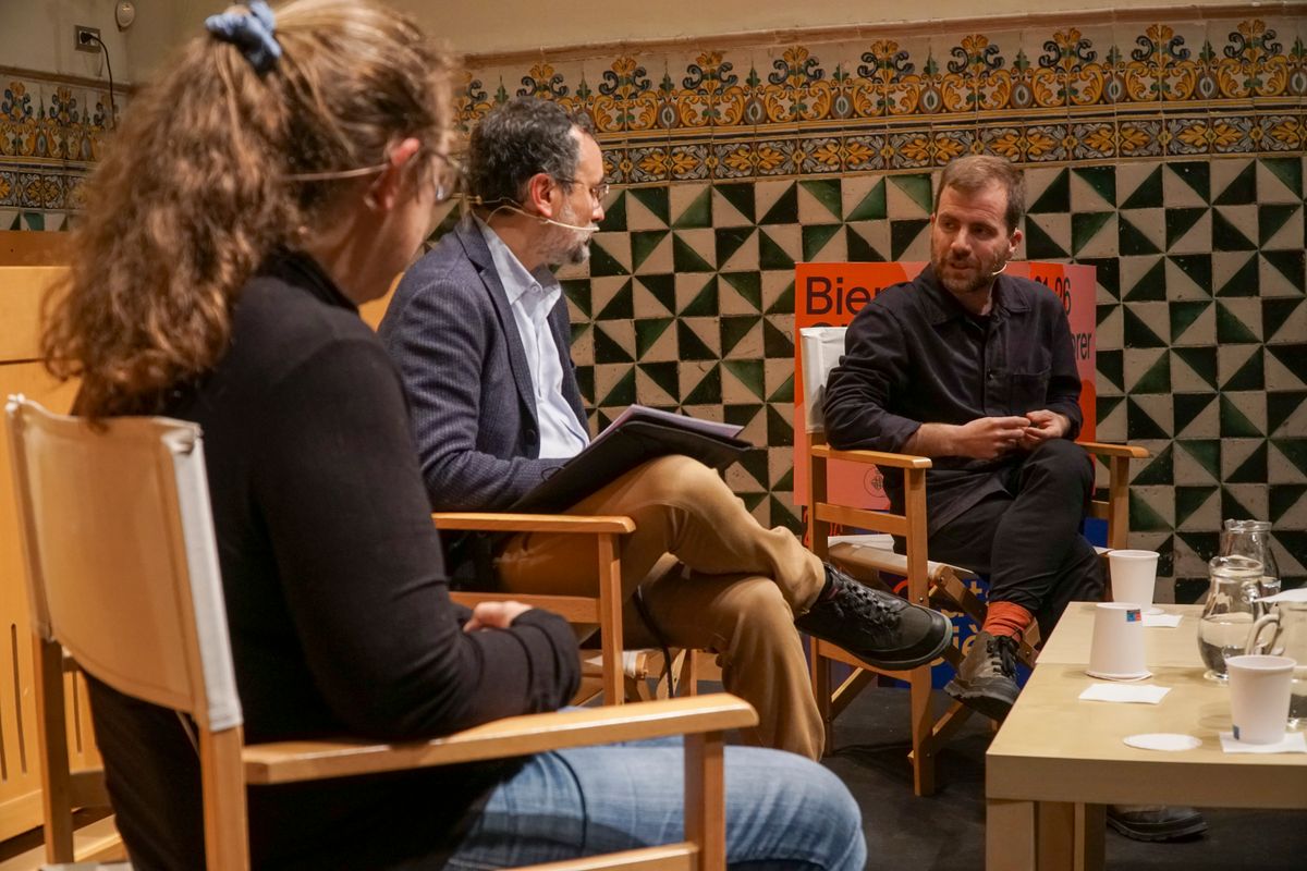 <div class='imageHoverDetail'>
             <p class='imageHoverTitle twoLineBreak'>Intervenció de Cristina Masoller, Xavi Bou i Michele Catanzaro durant la conv...</p>
             <p class='imageHoverAutor oneLineBreak'>Autor: Martín Dutil</p>
             <button class='imageHoverBtn'>Mostra els detalls de la imatge <span class='sr-only'>Intervenció de Cristina Masoller, Xavi Bou i Michele Catanzaro durant la conv...</span></button>
             </div>