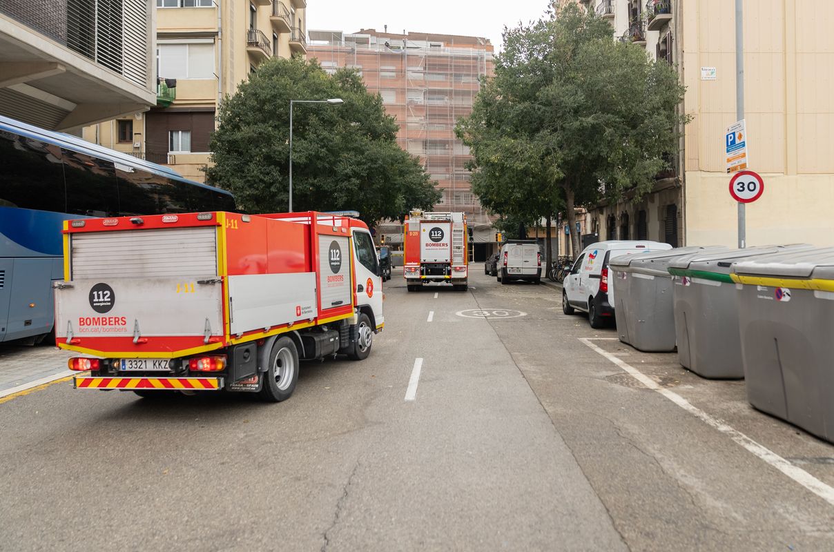 <div class='imageHoverDetail'>
             <p class='imageHoverTitle twoLineBreak'>Camions de bombers carregats pel nou comboi al País Valencià</p>
             <p class='imageHoverAutor oneLineBreak'>Autor: Lucas Amillano</p>
             <button class='imageHoverBtn'>Mostra els detalls de la imatge <span class='sr-only'>Camions de bombers carregats pel nou comboi al País Valencià</span></button>
             </div>