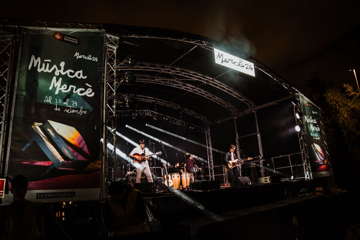 <div class='imageHoverDetail'>
             <p class='imageHoverTitle twoLineBreak'>Vista general de l'escenari durant l'actuació de SanIsidro als jardins del Do...</p>
             <p class='imageHoverAutor oneLineBreak'>Autor: Rafael Rubiales</p>
             <button class='imageHoverBtn'>Mostra els detalls de la imatge <span class='sr-only'>Vista general de l'escenari durant l'actuació de SanIsidro als jardins del Do...</span></button>
             </div>