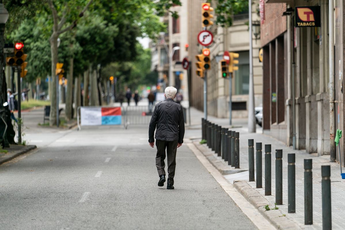 <div class='imageHoverDetail'>
             <p class='imageHoverTitle twoLineBreak'>Un home camina per les zones ampliades per a vianants de la xarxa d'itinerari...</p>
             <p class='imageHoverAutor oneLineBreak'>Autor: Mònica Moreno</p>
             <button class='imageHoverBtn'>Mostra els detalls de la imatge <span class='sr-only'>Un home camina per les zones ampliades per a vianants de la xarxa d'itinerari...</span></button>
             </div>