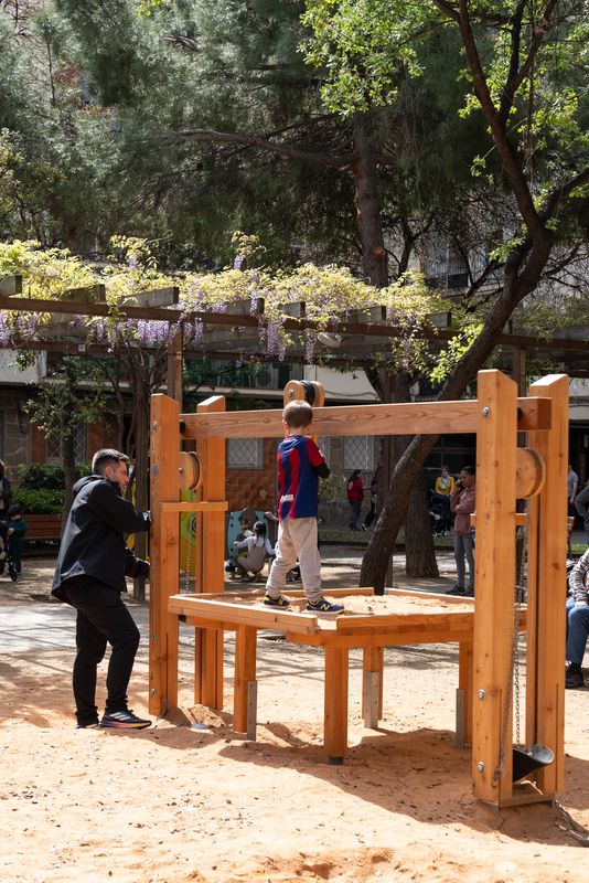 
             Un niño juega en una estructura de madera mientras su padre lo vigila en la n...
             Autor: Júlia Arnau
             Ver los detalles de la imagen Un niño juega en una estructura de madera mientras su padre lo vigila en la n...
             