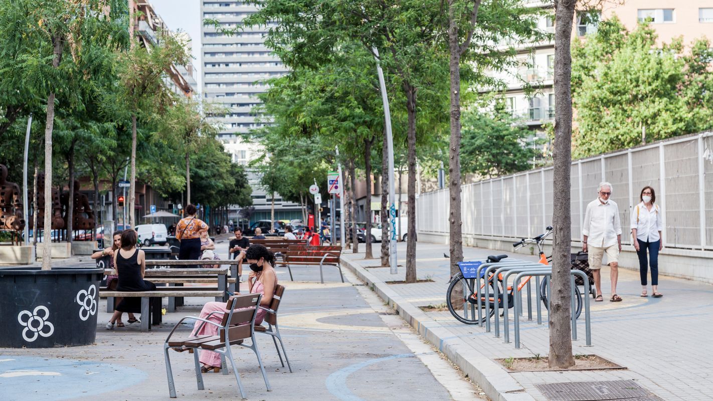 <div class='imageHoverDetail'>
             <p class='imageHoverTitle twoLineBreak'>Zona de pícnic i bancs al carrer de Sancho de Ávila entre els carrers de la L...</p>
             <p class='imageHoverAutor oneLineBreak'>Autor: Curro Palacios</p>
             <button class='imageHoverBtn'>Mostra els detalls de la imatge <span class='sr-only'>Zona de pícnic i bancs al carrer de Sancho de Ávila entre els carrers de la L...</span></button>
             </div>