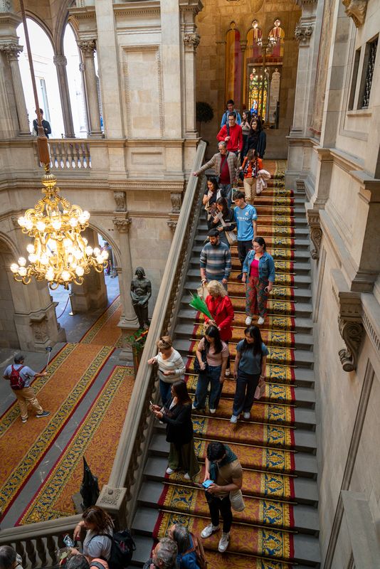 
             Visitantes en la Escala d’Honor del Ayuntamiento durante la jornada de puerta...
             Autor: Júlia Arnau
             Ver los detalles de la imagen Visitantes en la Escala d’Honor del Ayuntamiento durante la jornada de puerta...
             